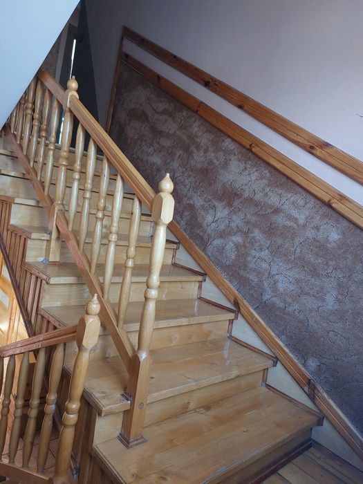 Schody jesionowe z balustradą kompletne. Trepy 34 szerokie 110 długie.