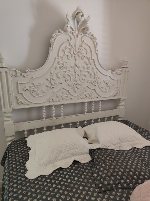 Cama de estilo Neo-Rococó com acabamento Shabby Chic / Romântico.
