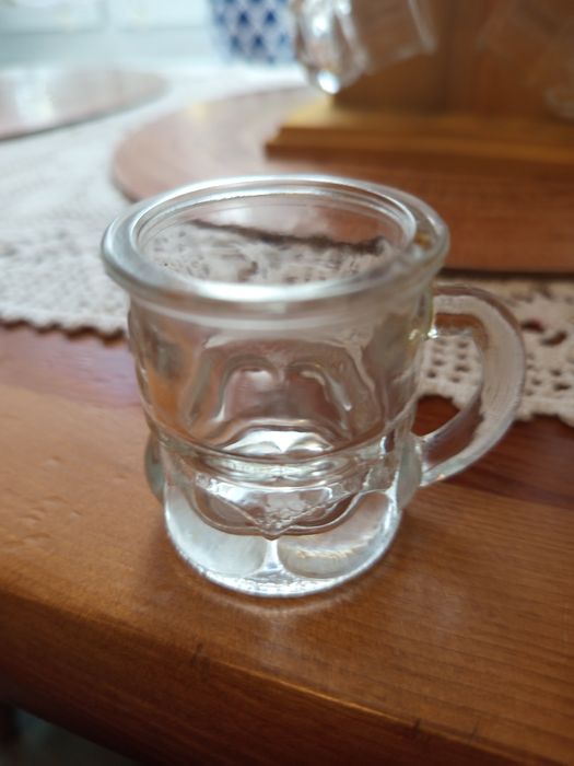 Kieliszki na drewnianym stojaku