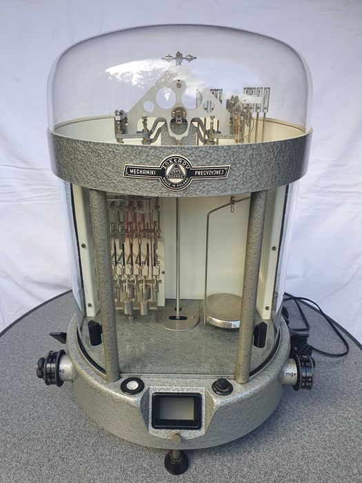 Laboratoryjna waga analityczna półautomatyczna WA-31
