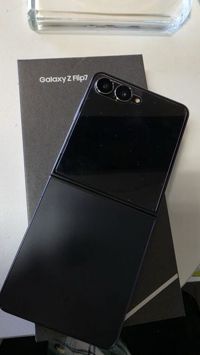 Samsung galaxy z flip7    12GB/256