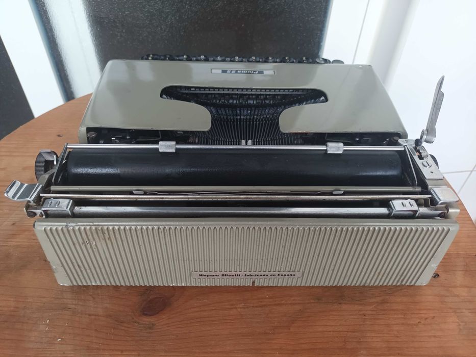 Máquina de escrever Olivetti Pluma 22