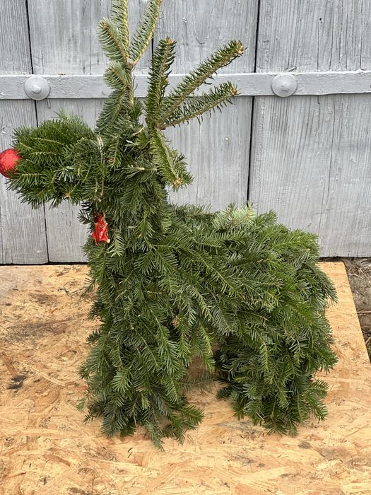 Олень, віночки згілочок ялини декор