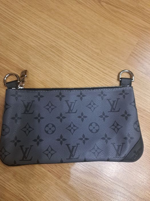 Сумка-клатч Louis Vuitton.