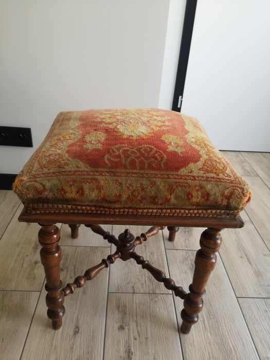 Stara pufa jak na swoje lata bardzo dobry