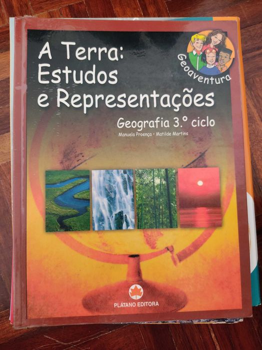Livros escolares de diferentes anos de ensino e disciplinas