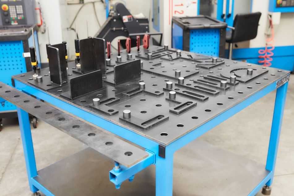 Stół spawalniczy modułowy 1000 X 1000 system 28 z narzędziami