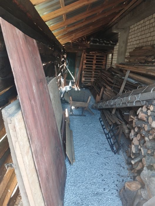 Гарна та велика земельна ділянка з забудовою