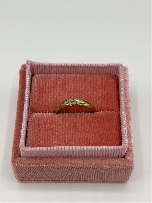 Złota obrączka pierścionek z brylantem