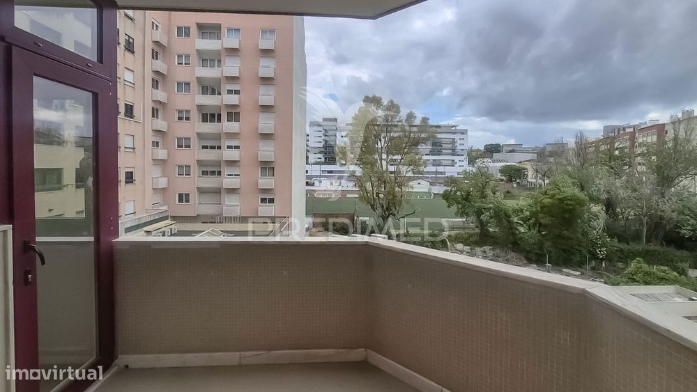 Apartamento T3 totalmente remodelado, situado na prestigiada Estrad...