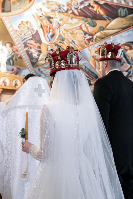 Продам стриману весільну сукню