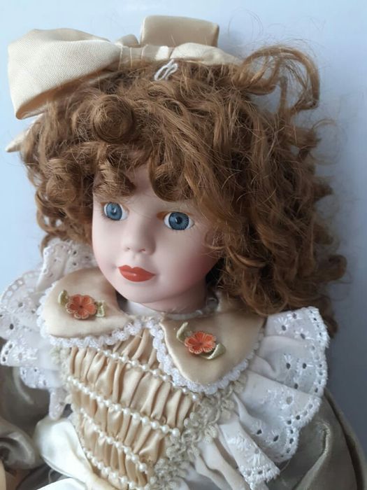 Boneca em porcelana em ótimo estado de conservação