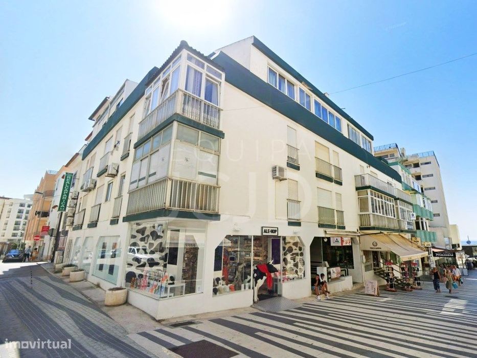 Apartamento T3 para Remodelação com Varanda e Vista Lateral para o ... — Costa Da Caparica, Setúbal