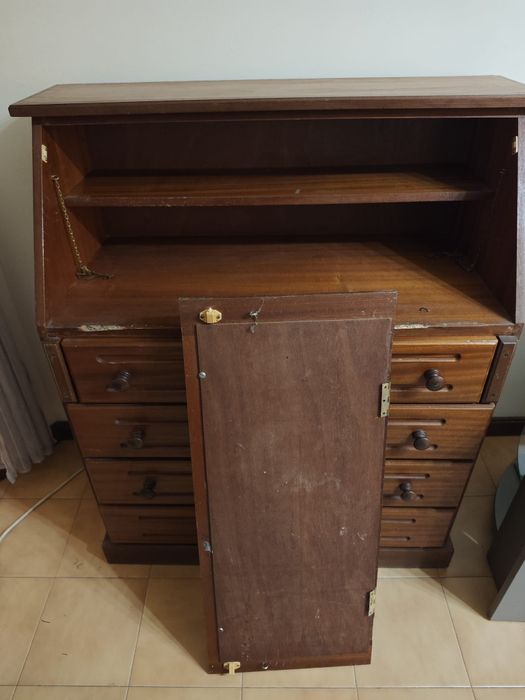 Escrivaninha de madeira