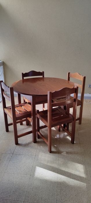 Mesa com 4 cadeiras