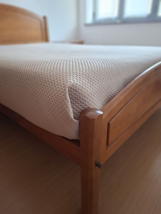 Cama s/colchão  mais mesas de cabeceira s
