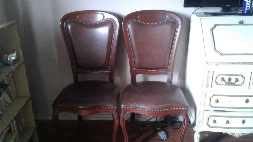 Cadeira em Pele  Impecavel