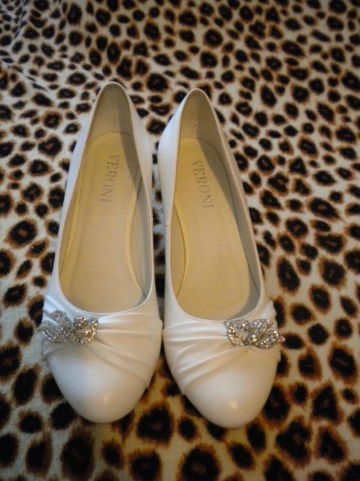 Туфлі білі нові, мешти