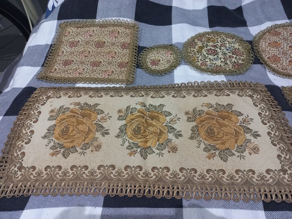 Piękne stare serwetki gobelinowe-pałacowe.cena za wszystko.