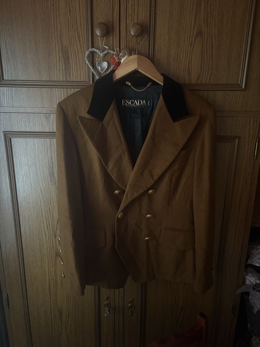 Dwurzedowa Elegancka marynarka Escada