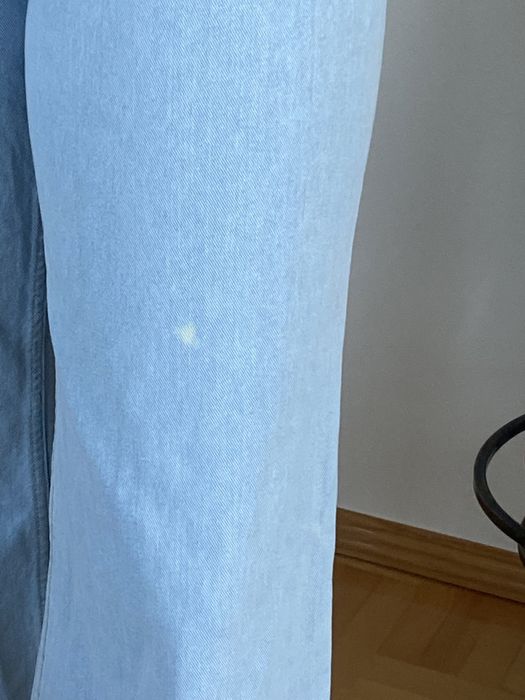 Jasnoniebieskie jeansy dzwony