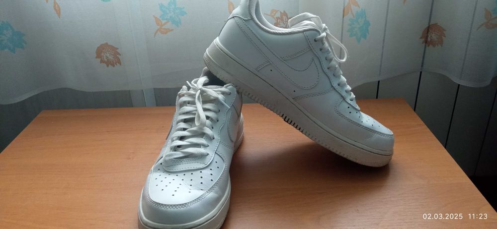 білі  кросівки Nike