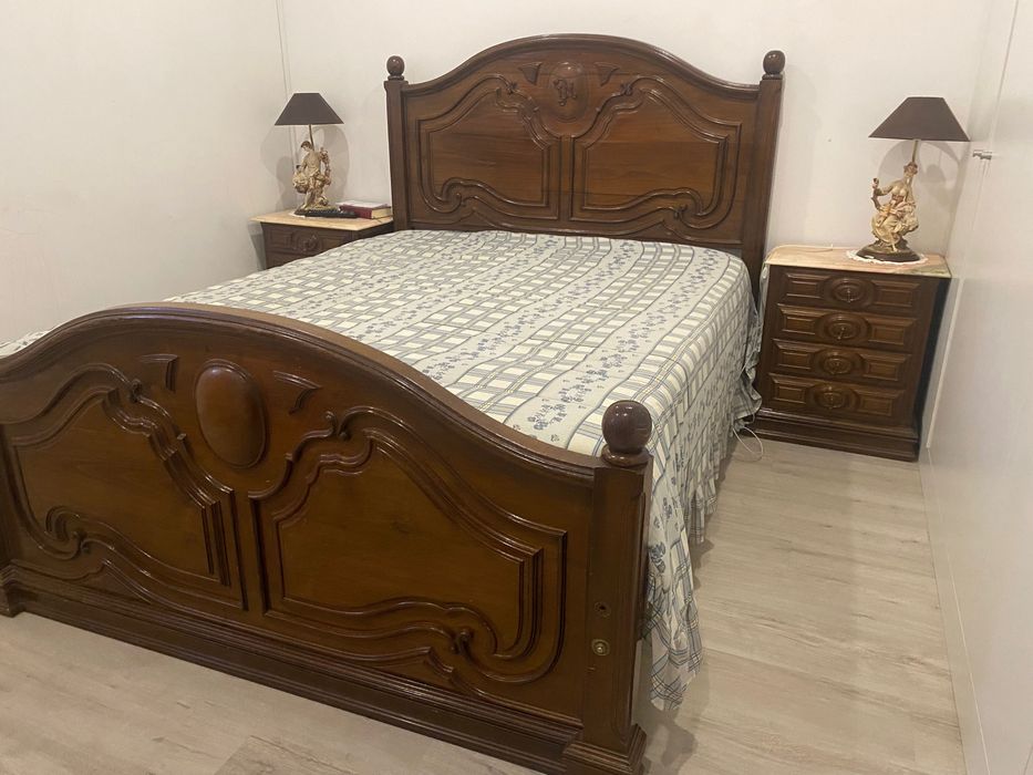 Quarto casal em bom estado de conservação