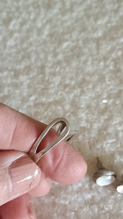 Conjunto anel, brincos e pendente em prata com contraste e madrepérola.