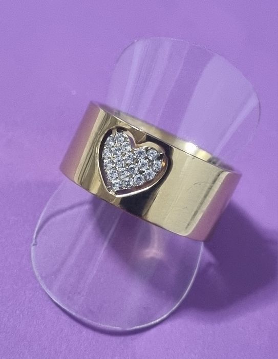 Anel dourado, em aço, com coração cheio de zirconias. T19