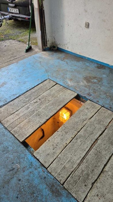 Garaż Krapkowice Otmęt ul. Ks. Duszy obok szkoły.