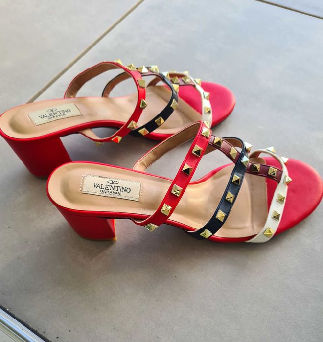 Sandálias Valentino tam.40 com tachas vermelhas salto médio