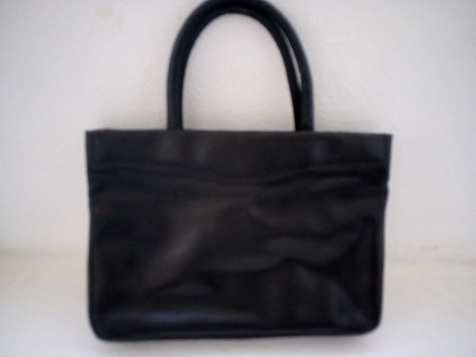 Mala preta com vários compartimentos e versátil