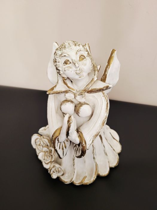 Duża figurka ceramiczna Anioł z różami złocony vintage retro 20,5 cm