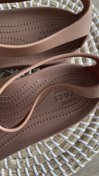 Crocs sandały serena embellish flip bronze W8 38/39