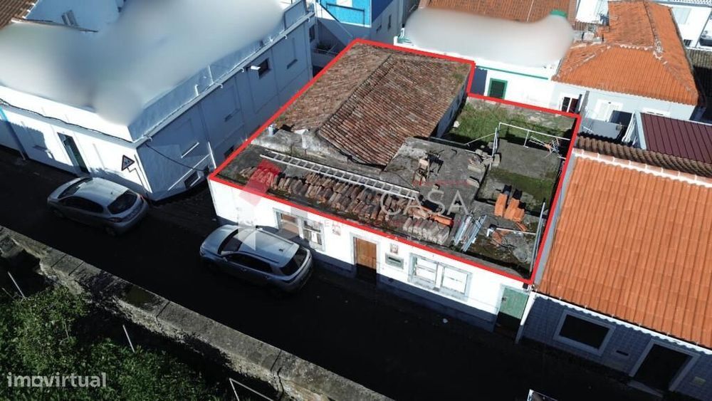 Moradia T2 com quintal no centro da Praia da Vitória