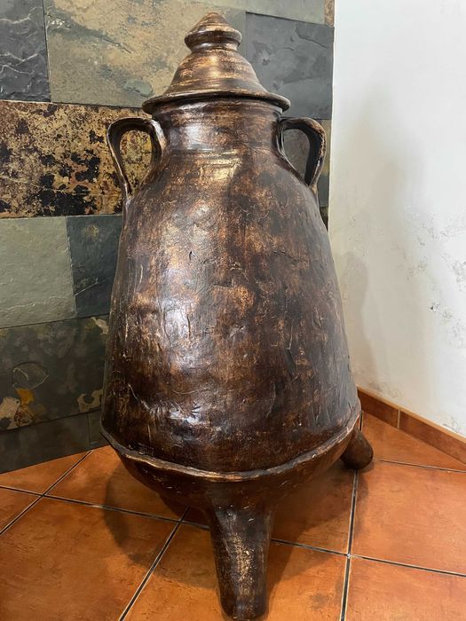 Jarrão de barro castanho