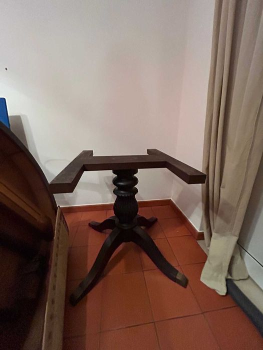 Mesa com tábua de acrescento, mais tampo acrílico