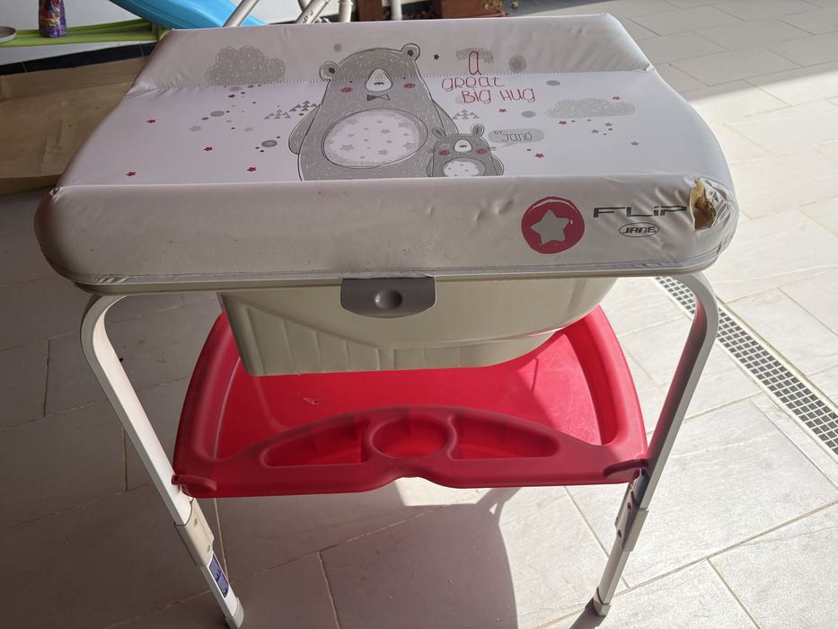 Banheira de bebé com muda fraldas