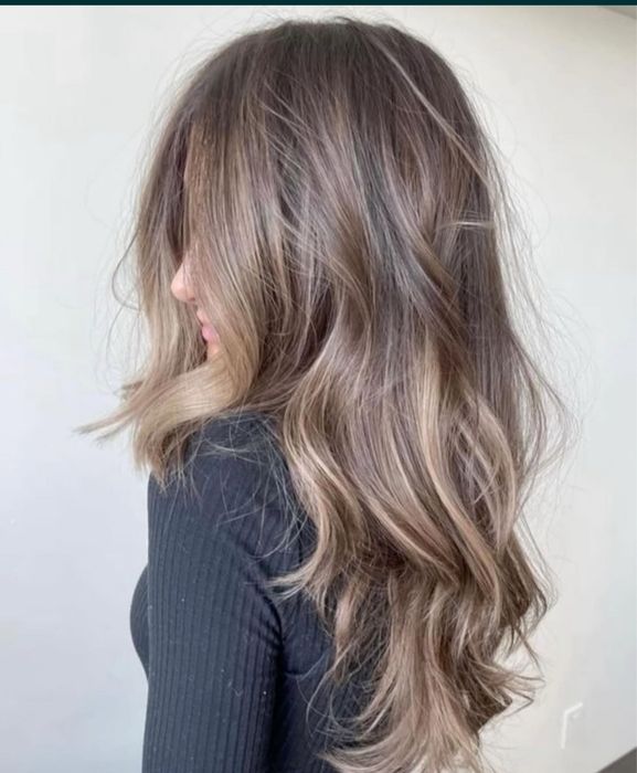 Модель фарбування волосся стрижка