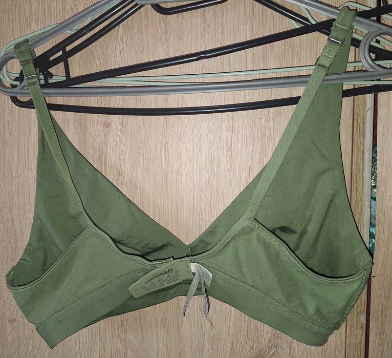 Biustonosz sportowy Essentials EU 75B.