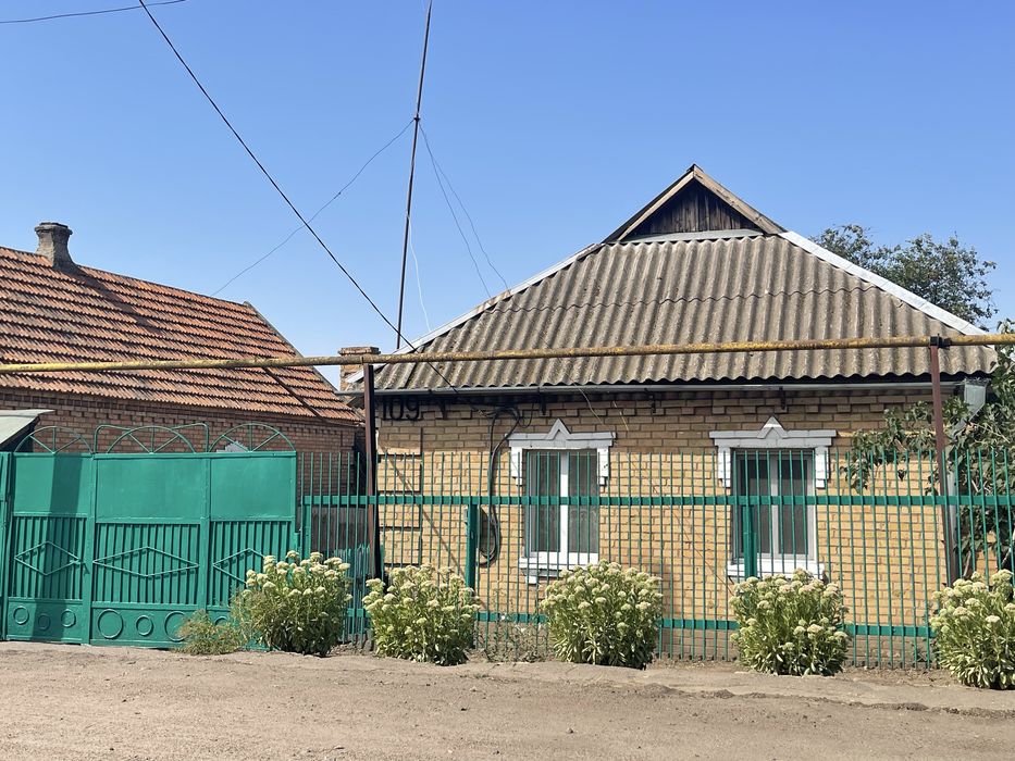 Продаж будинку з гаражем, госп. спорудами та земельною ділянкою!