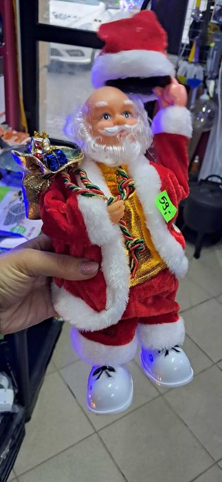MIKOŁAJ PORUSZAJĄCY SIĘ zdejmujący czapkę grający świąteczną melodię