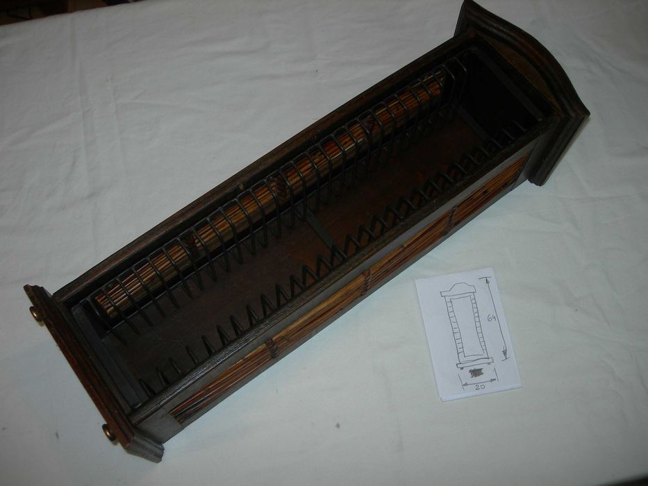 Móvel em madeira e bambu.