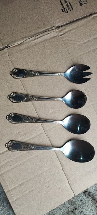 Faqueiro com mais de 78 peças.