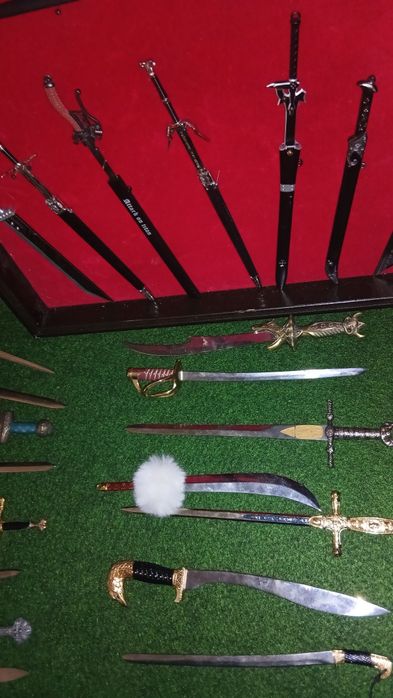 Colecao30  Espada minitura por 250  €