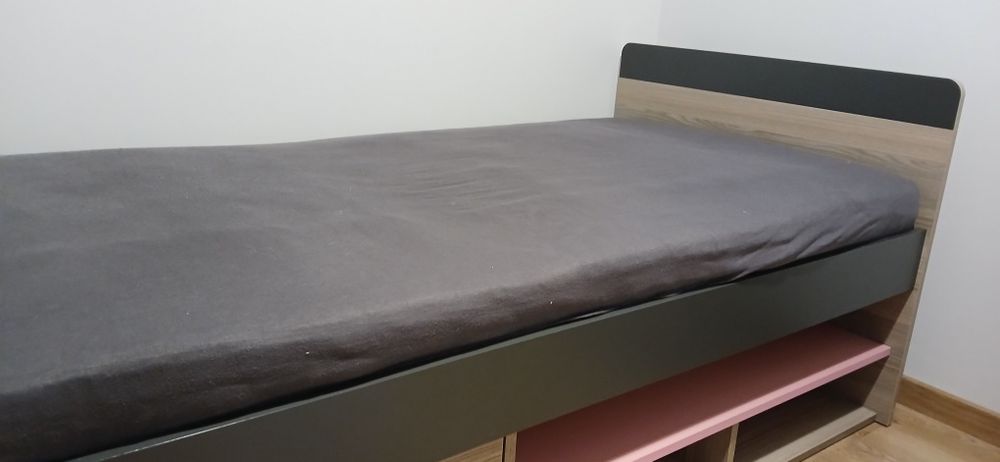 Dwa pojedyncze łóżka młodzieżowe