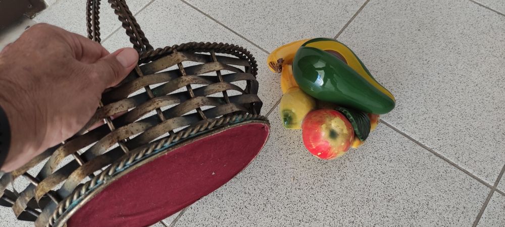 Cesta em metal com frutos em cerâmica