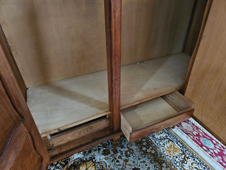 Roupeiro antigo em bom estado geral