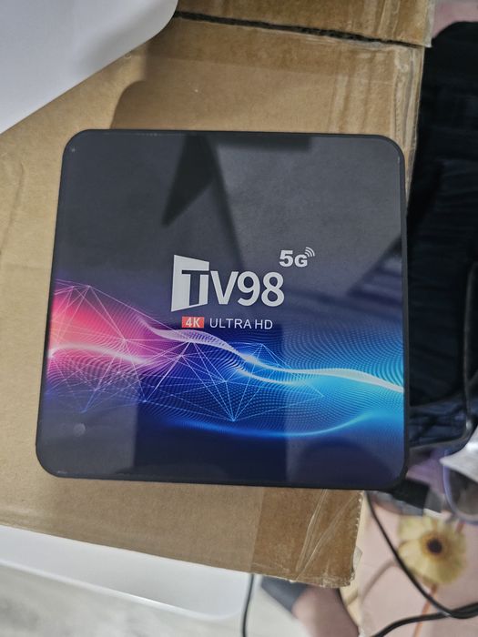 Sprzedaję smart box do telewizora z systemem Android TV.