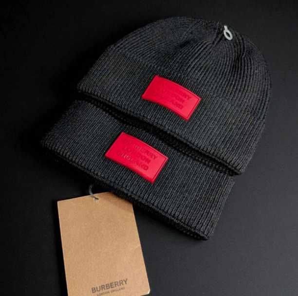 Шапка Burberry чоловіча з червоним лого